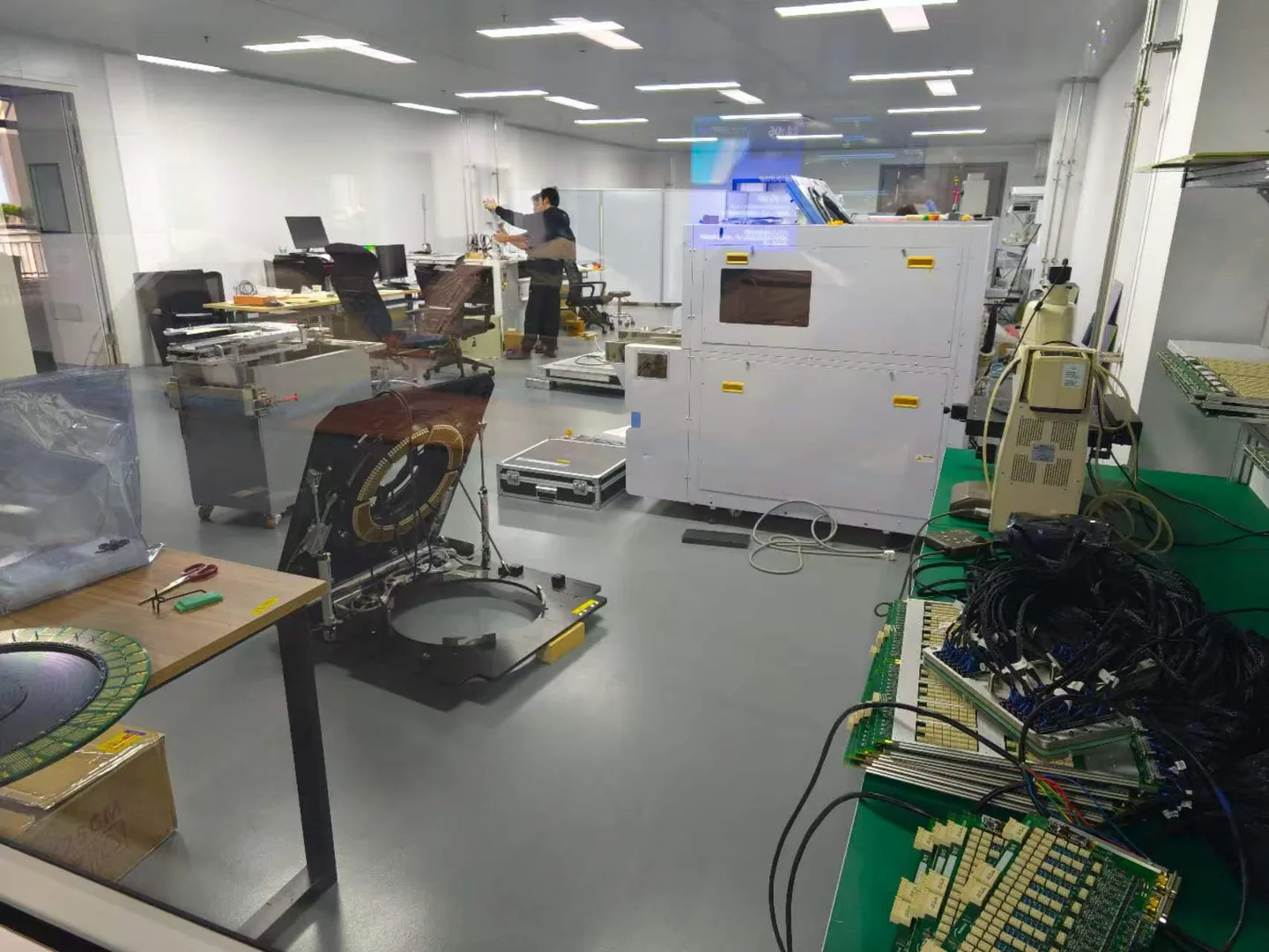 組立・デバッグホール。システムはここで形になり、通電し、検証を走らせます。