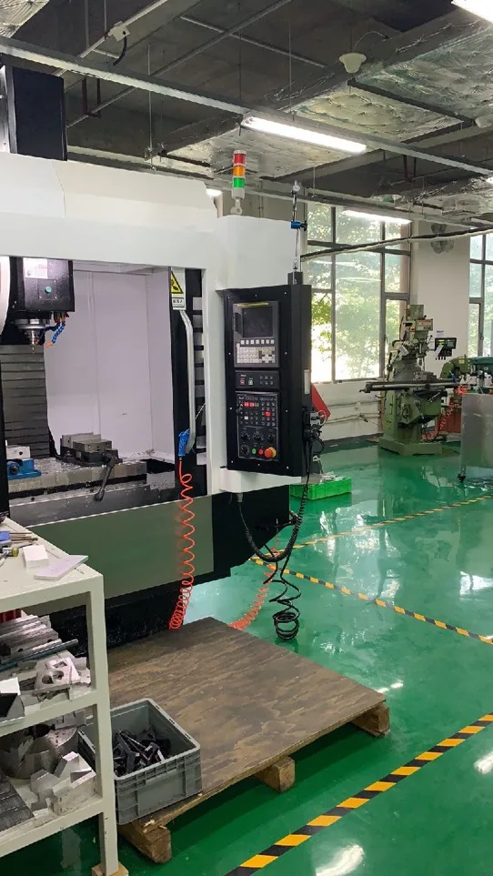 機械加工エリア。治具・構造部品の小ロット加工は社内で行います。