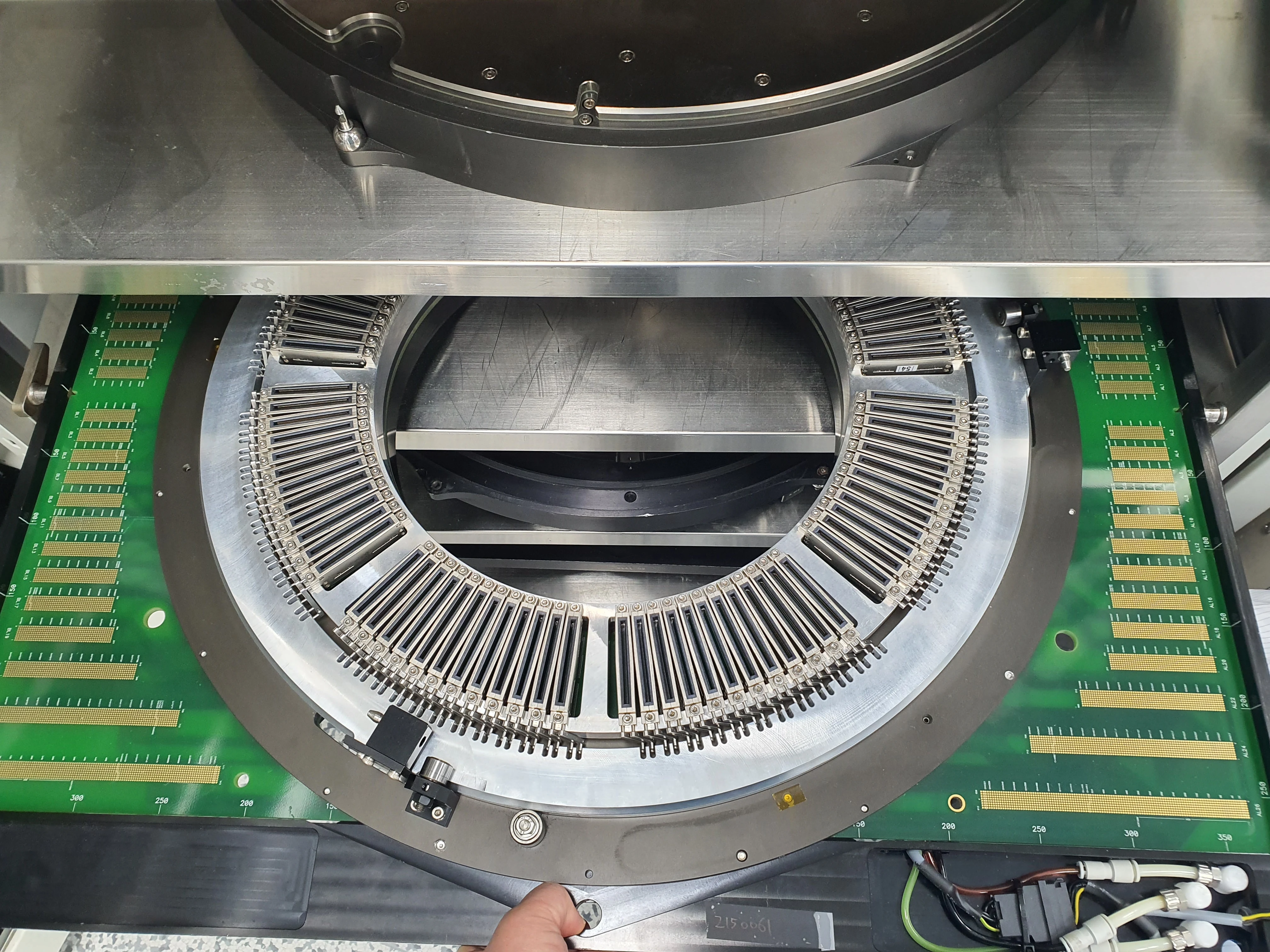Photo of the motherboard contact area: ring-shaped mating face and contact element array